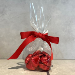 Presentkit chokladhjärtan med cellofanpåse och presentband